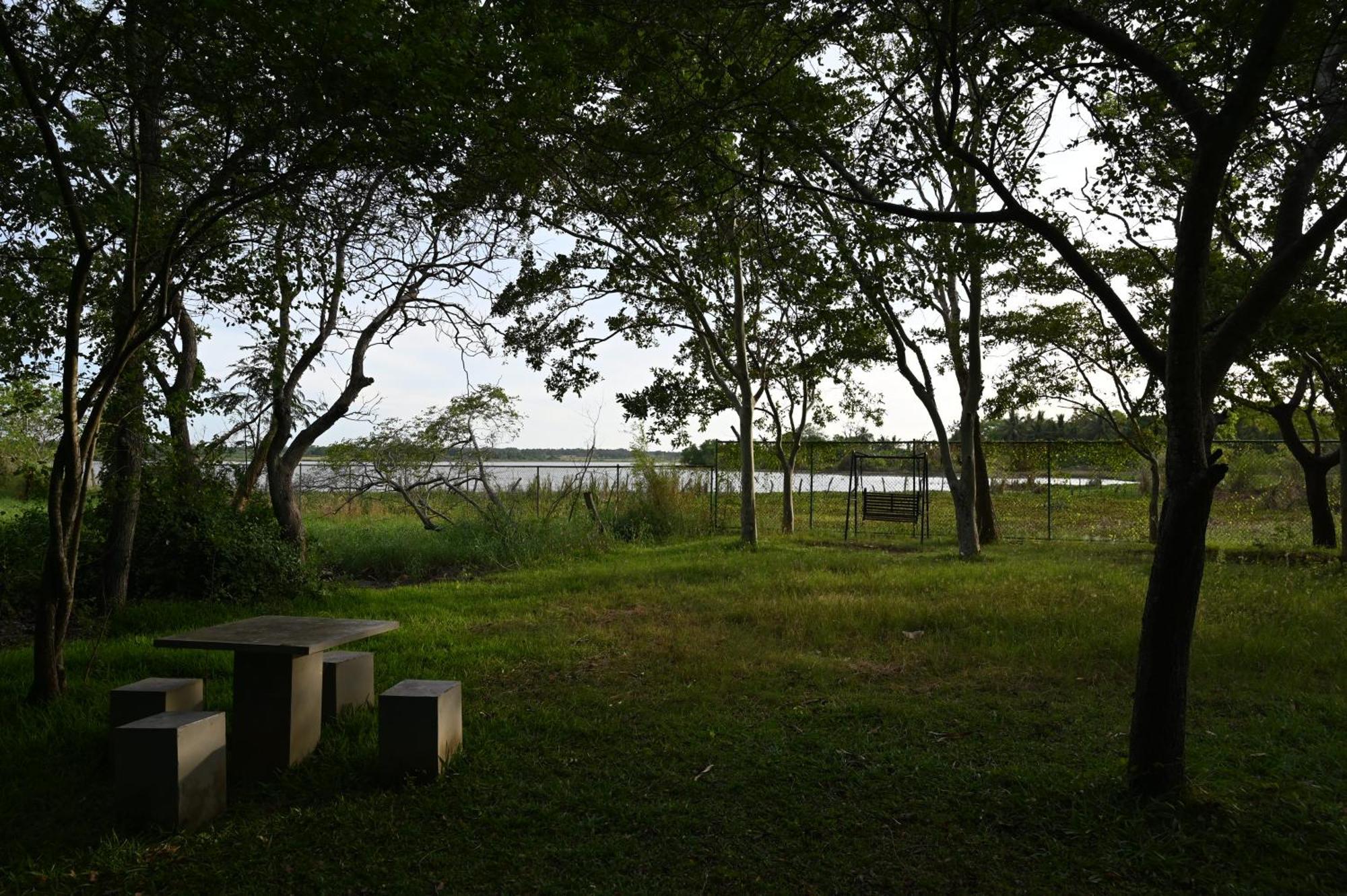 Breezy Lake Tissamaharama Ngoại thất bức ảnh